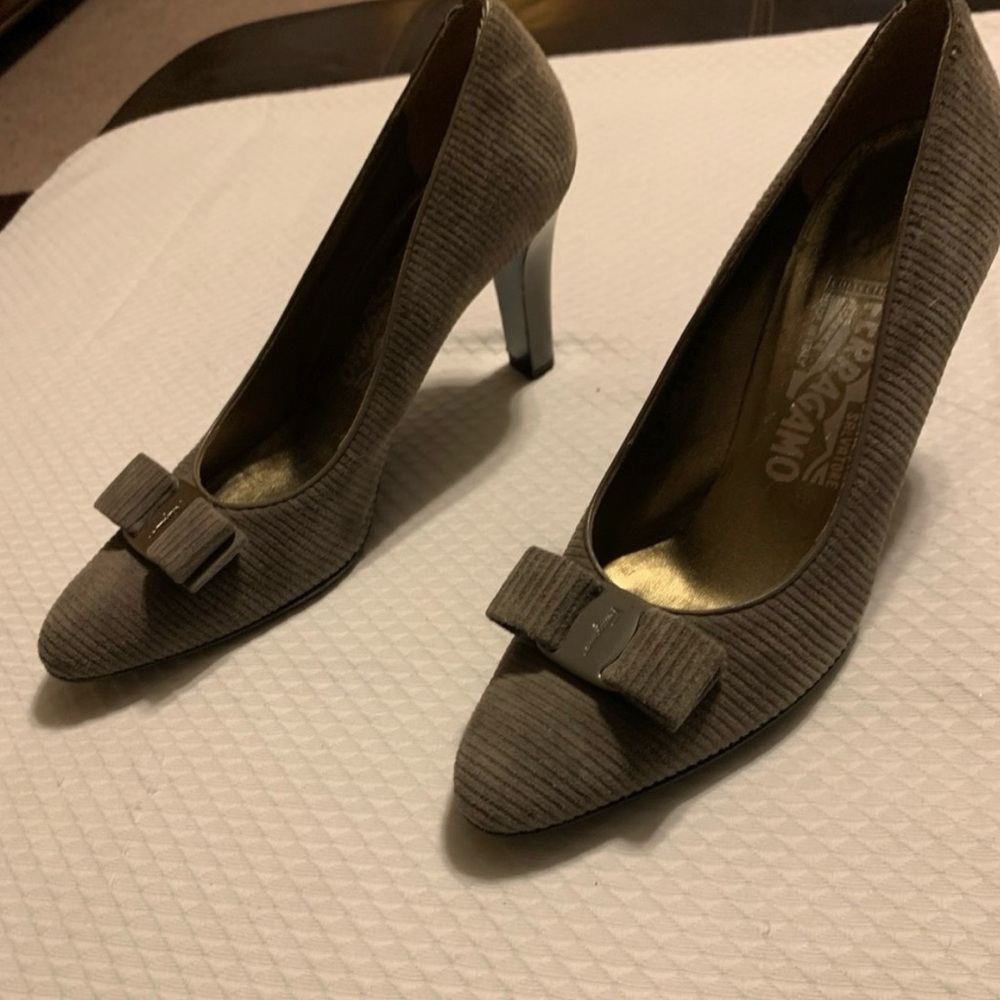 Salvatore Ferragamo grey suede pumps
